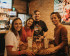 Bild von vier Volt Mitgliedern bei einem Meet and Greet in Dortmund. Sie stehen um einen Tisch mit Getränken und lächeln in die Kamera.