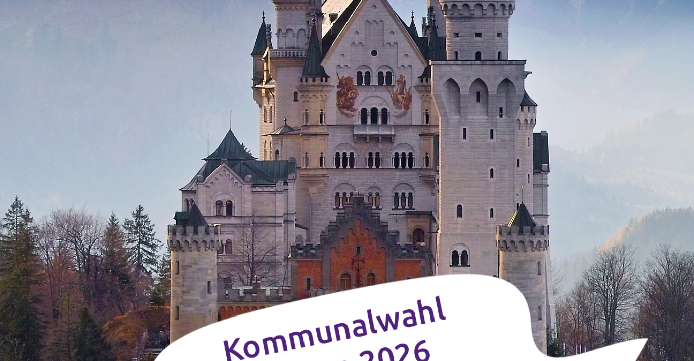Schloss Neuschwanstein mit Banner Kommunalwahl Bayern 2026