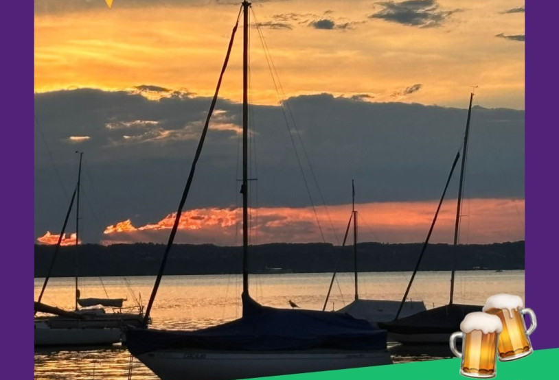 Ein Boot auf dem Ammersee in der Abenddämmerung.