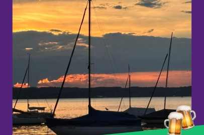 Ein Boot auf dem Ammersee in der Abenddämmerung.
