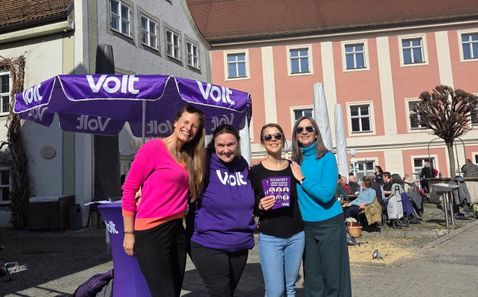 Infostand zur Kommunalwahl 2026 in Eichstätt. Von links nach rechts: Catharina Lehmann, Petra Hemmelmann, Alina Faust, Iris Pachowsky
