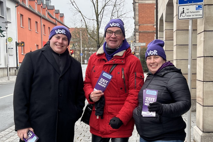 Foto während der Unterschriftensammlung (v.r.n.l. Stephanie Mikut aus Erlangen, Eike Krause, Daniel Schmidt)