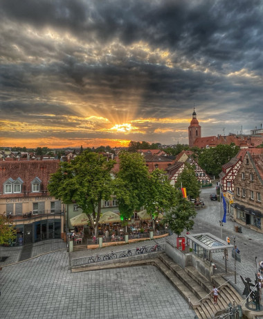Bild des Zirndorfer Marktplatzes mit Blick auf die Kirche St. Rochus