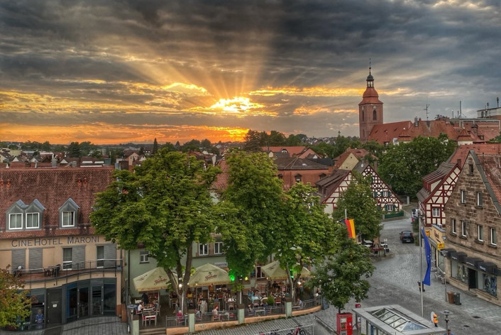 Bild des Zirndorfer Marktplatzes mit Blick auf die Kirche St. Rochus