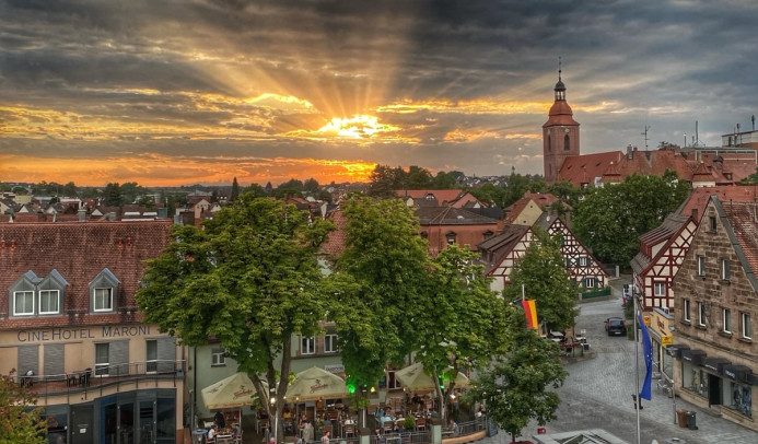 Bild des Zirndorfer Marktplatzes mit Blick auf die Kirche St. Rochus