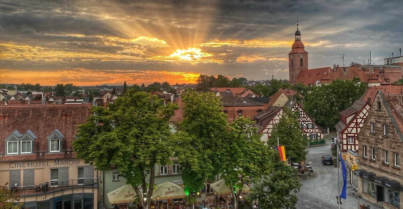 Bild des Zirndorfer Marktplatzes mit Blick auf die Kirche St. Rochus
