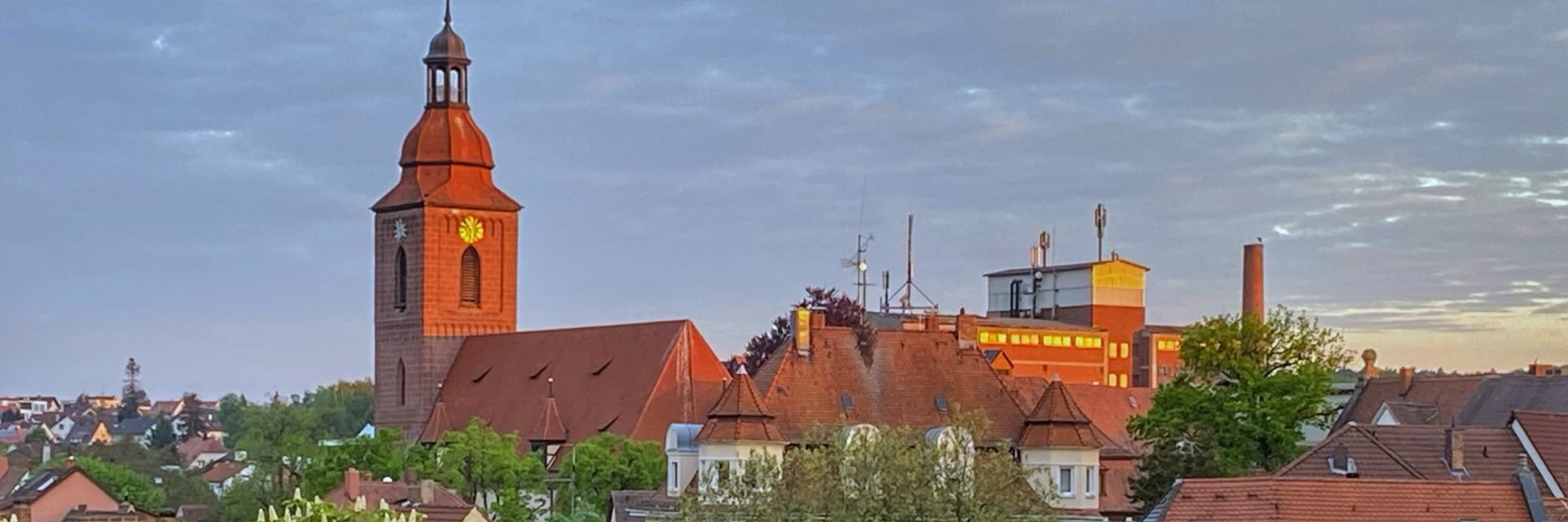 Bild der Kirche St. Rochus im Abendrot