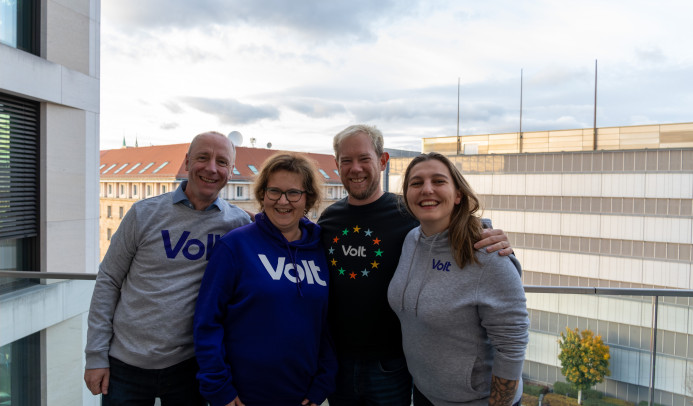 Gruppenfoto des Spitzenquartetts von Volt zur Kommunalwahl 2026 in Nürnberg