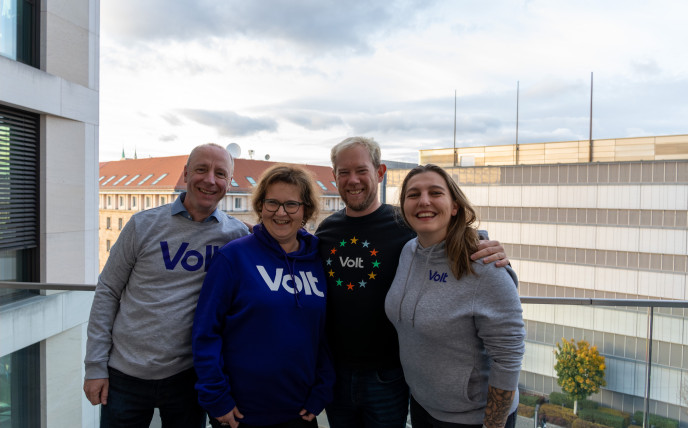 Gruppenfoto des Spitzenquartetts von Volt zur Kommunalwahl 2026 in Nürnberg