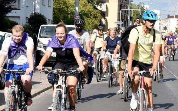 Volt-Mitglieder beim Fahrrad fahren