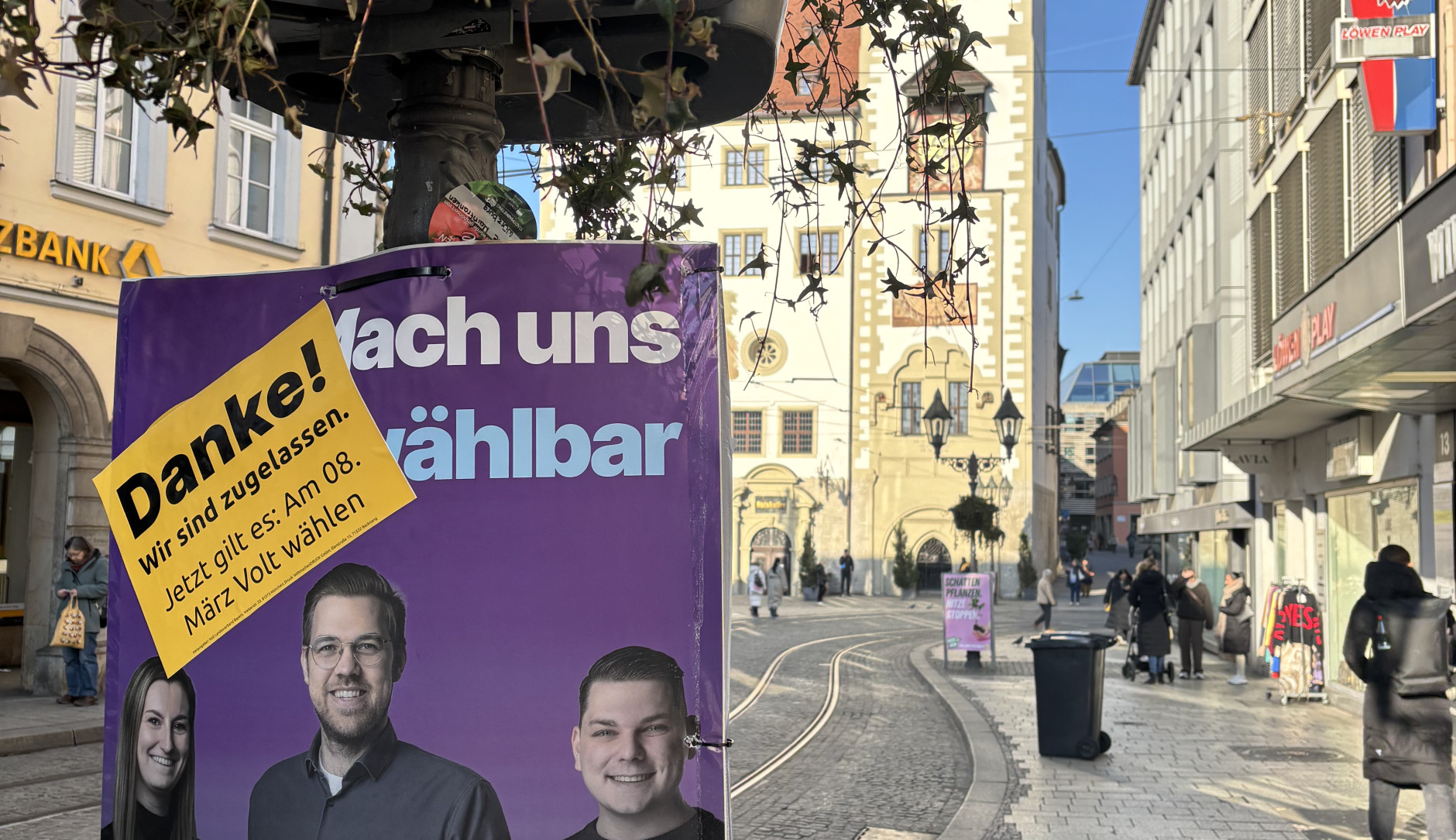 Ein Plakat von Volt hängt vor dem Rathaus: Zugelassen zur Stadtratswahl