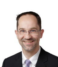 Profilfoto von Volt Augsburg Spitzenkandidat Thorsten Frank.