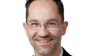 Profilfoto von Volt Augsburg Spitzenkandidat Thorsten Frank.