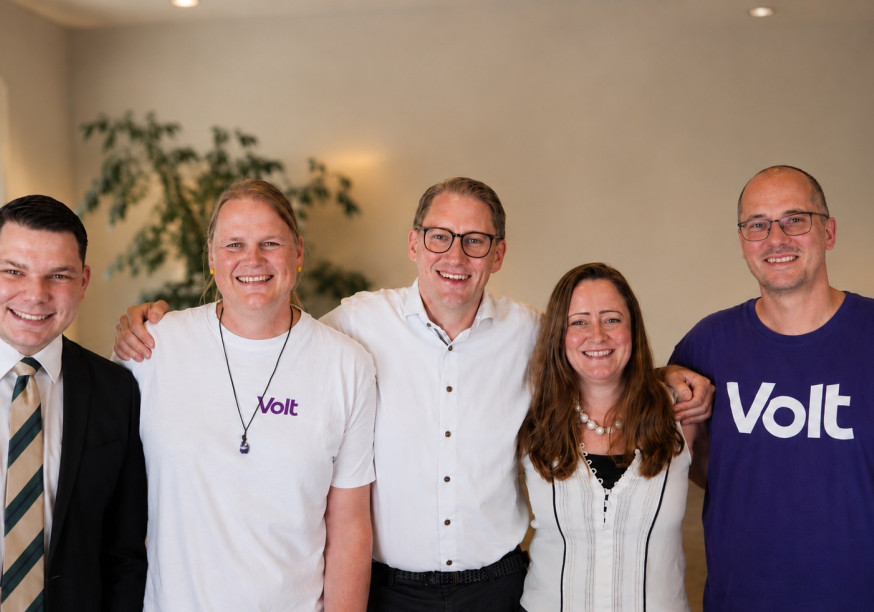 Neu gewählter Landesvorstand von Volt Bayern, von links: Lionel Bachelart, Jennifer Schnürch, Adriaan Andringa, Angela Bayer, Thomas Schön, Foto: Markus Tesch