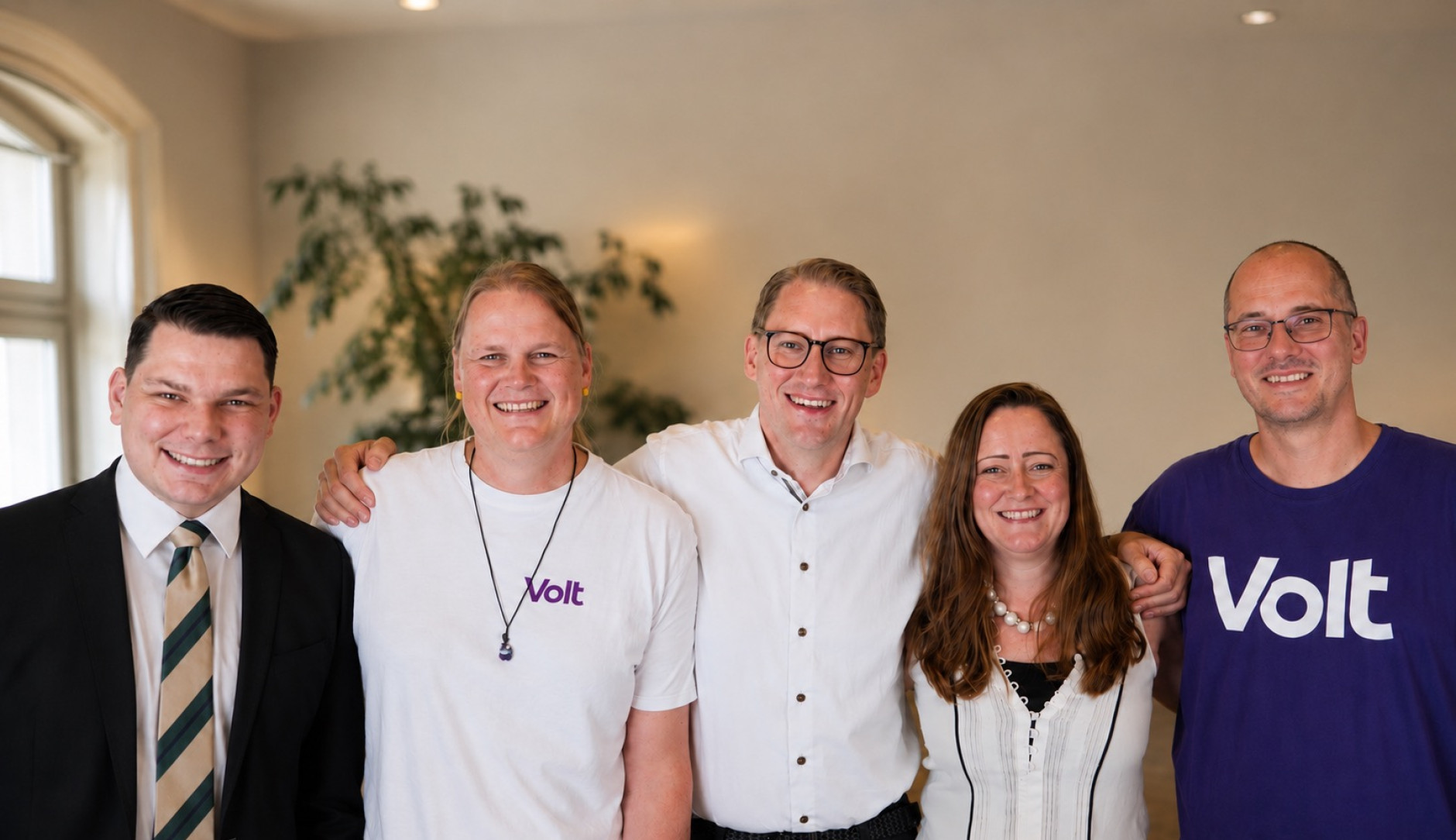 Neu gewählter Landesvorstand von Volt Bayern, von links: Lionel Bachelart, Jennifer Schnürch, Adriaan Andringa, Angela Bayer, Thomas Schön, Foto: Markus Tesch
