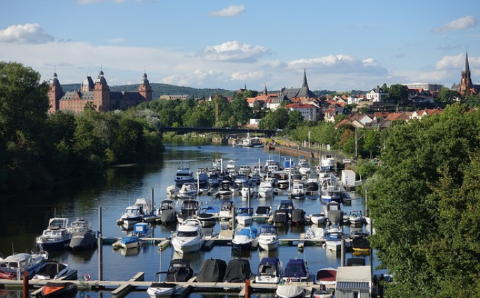 Blick auf den Aschaffenburger Hafen mit der Johannisburg.