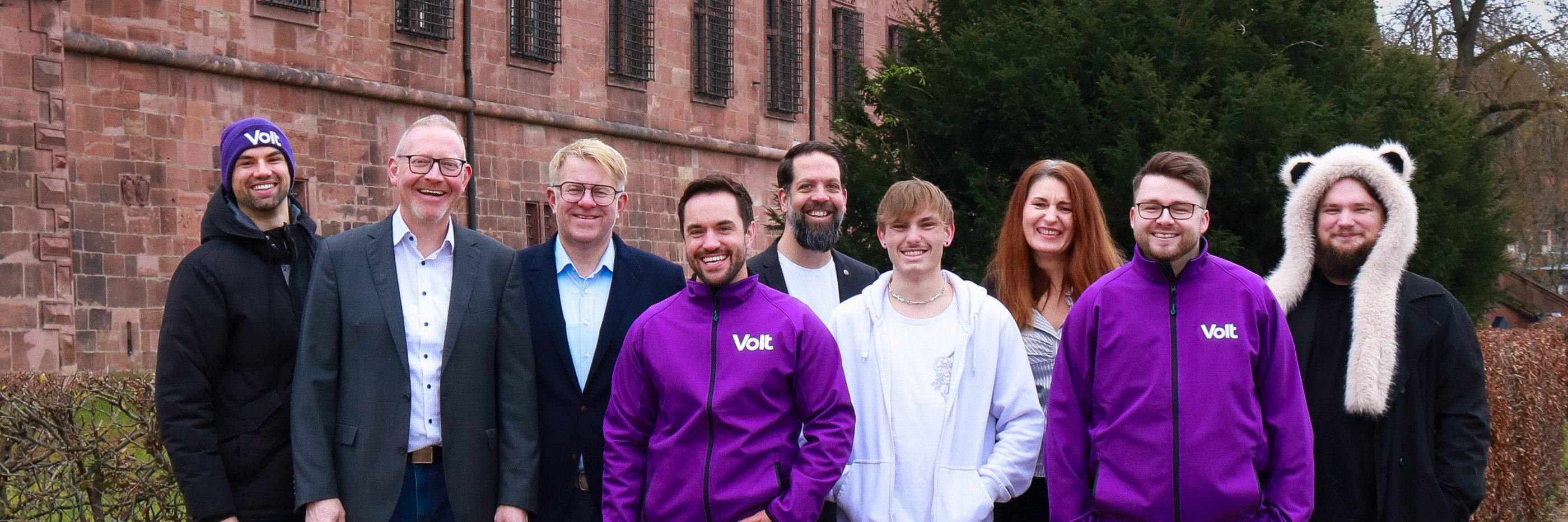 Volt Aschaffenburg Gruppenbild am Schloss