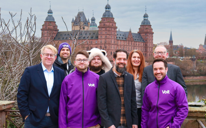 Gruppenbild Volt Aschaffenburg mit Schloss