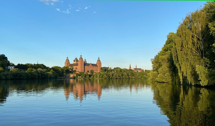 Blick auf die Johannisburg in Aschaffenburg am Wasser
