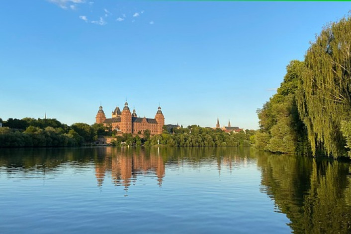 Blick auf die Johannisburg in Aschaffenburg am Wasser