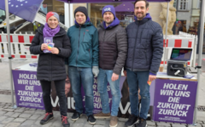 City Team Coburg vor einem Volt Infostand während der Bundestagswahl.
