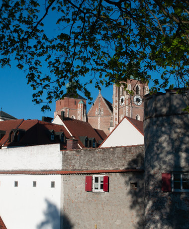 Eine Steinmauer mit einem Glockenturm