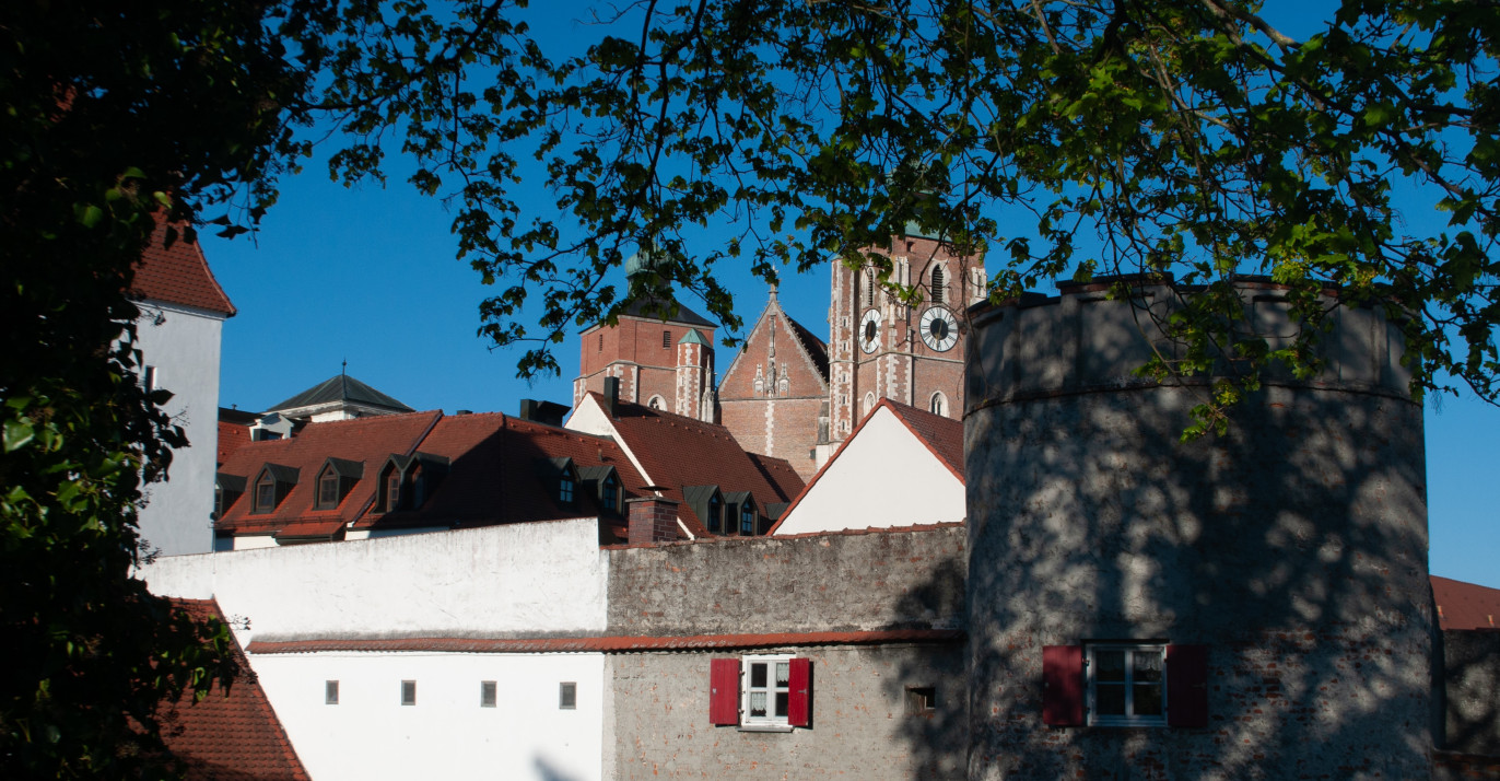 Eine Steinmauer mit einem Glockenturm