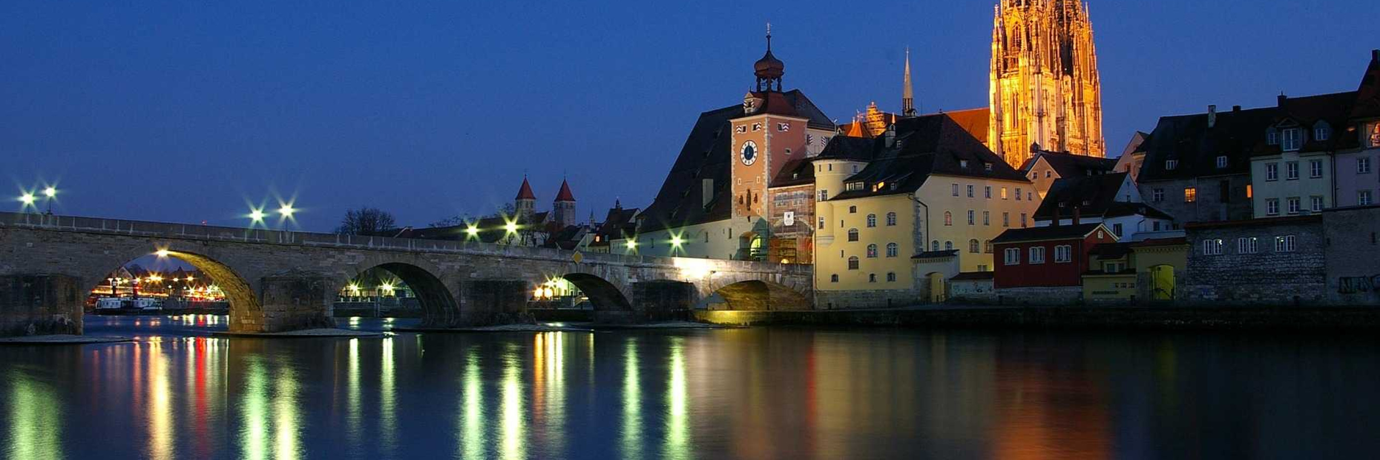Die Steinerne Brücke mit dem Regensburger Dom im Hintergrund