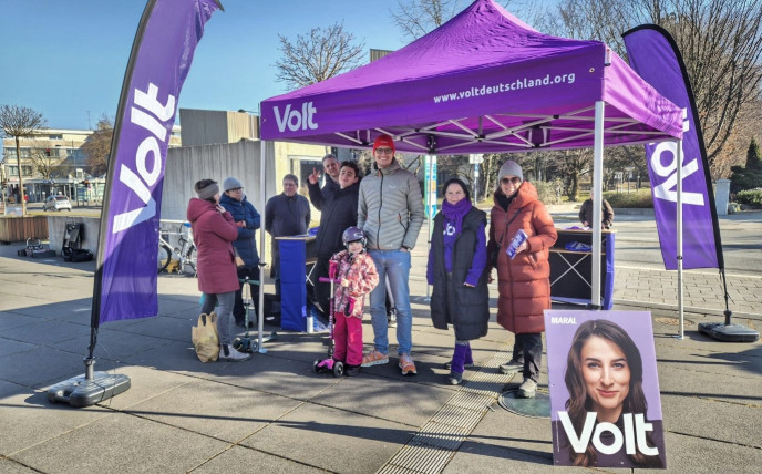 Foto of 8 persons in an Information booth of Volt in Unterföhring