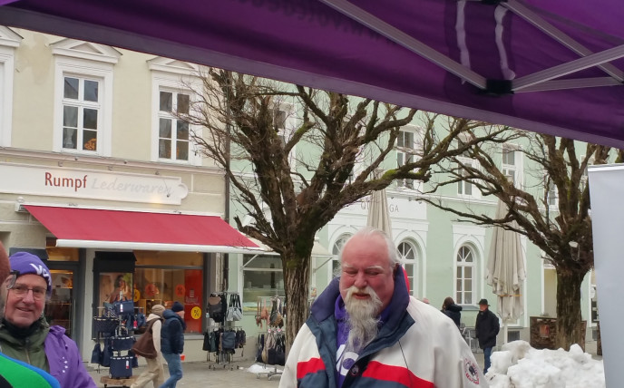 Jochen Nibbe am Volt-Stand der BTW 2025 in Weilheim.