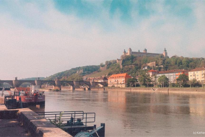 Blick auf das Würzburgerschloss und die Brücke