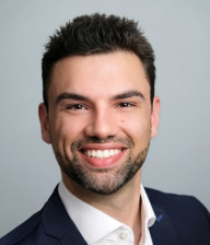 Christopher Sapp ist Communications und Presse Lead.