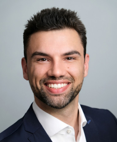 Christopher Sapp ist Communications und Presse Lead.