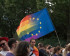 Volt Berlin nimmt an der Marzahn Pride 2025 teil. Foto: Eine Demonstration, auf der eine Teilnehmerin eine Euro-Pride-Flagge schwenkt.