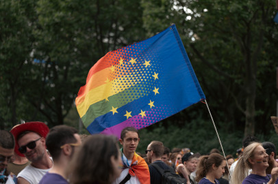 Volt Berlin nimmt an der Marzahn Pride 2025 teil. Foto: Eine Demonstration, auf der eine Teilnehmerin eine Euro-Pride-Flagge schwenkt.