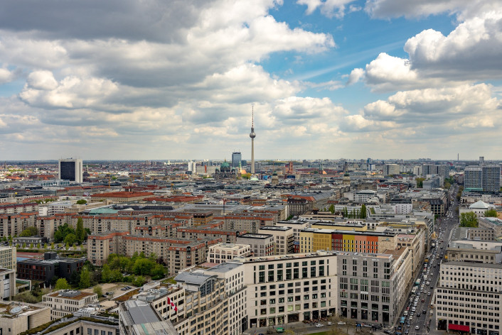 Panoramabild von Berlin mit Fernsehturm und vielen Gebäuden