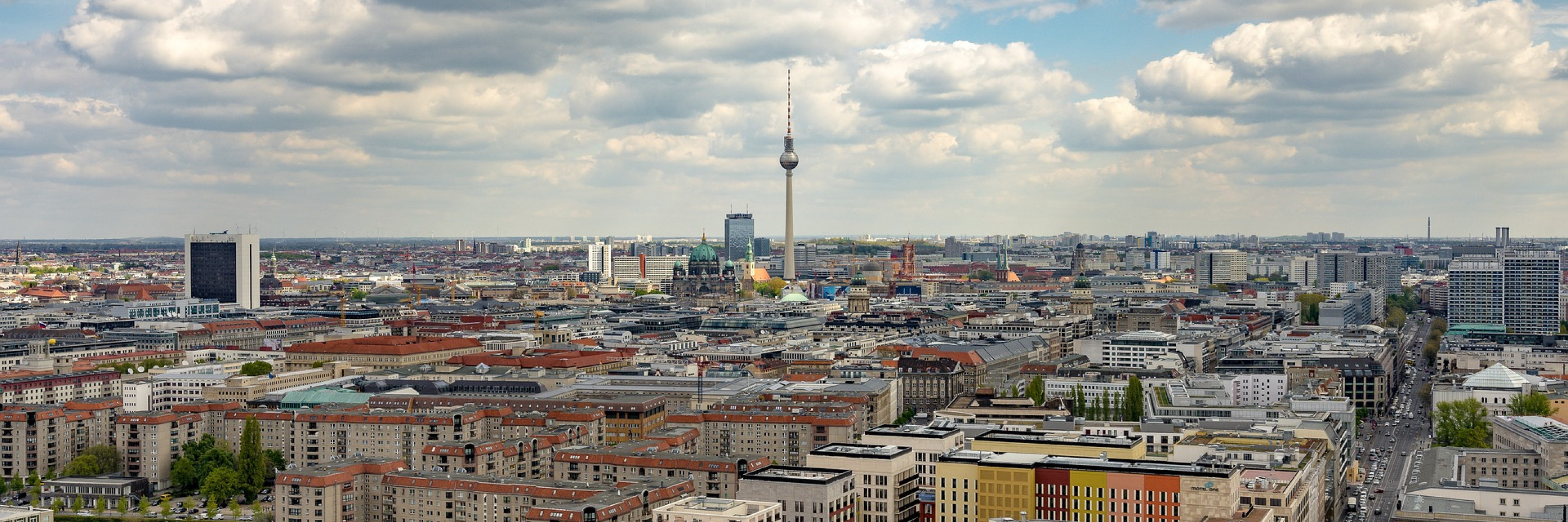 Panoramabild von Berlin mit Fernsehturm und vielen Gebäuden