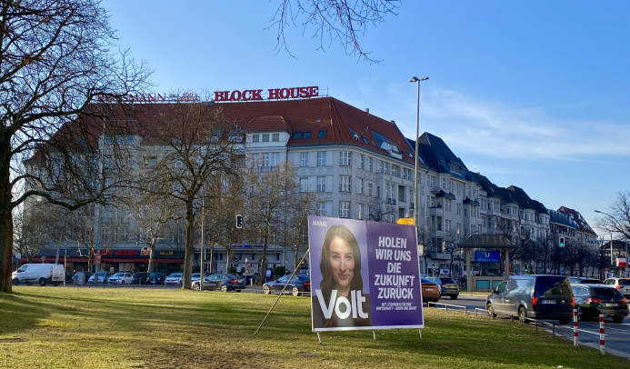 Foto eines Volt-Plakats mit Maral.