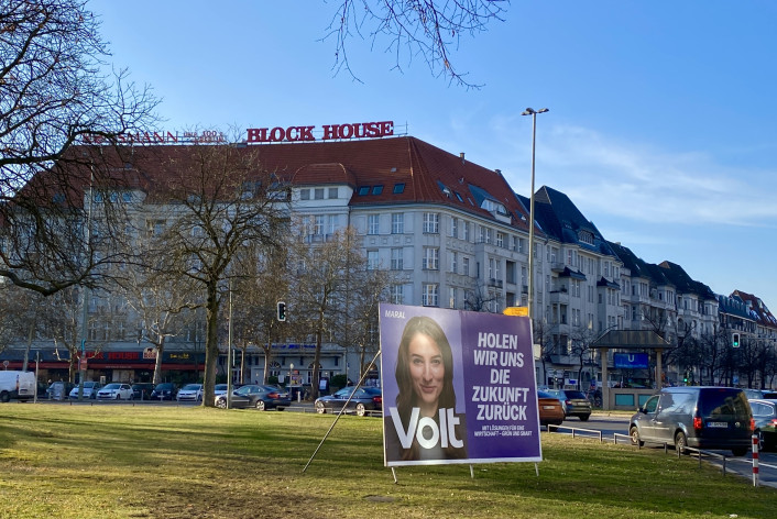 Foto eines Volt-Plakats mit Maral.