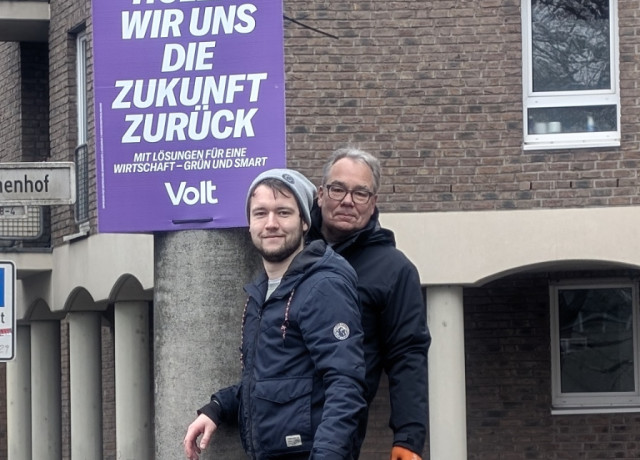 Volt-Mitglieder hängen in Bonn ein Volt-Plakat auf. (Foto: Frank Fremerey).