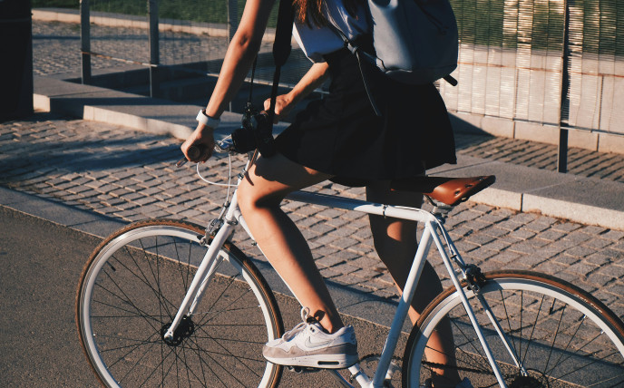 Eine Frau auf einem Fahrrad