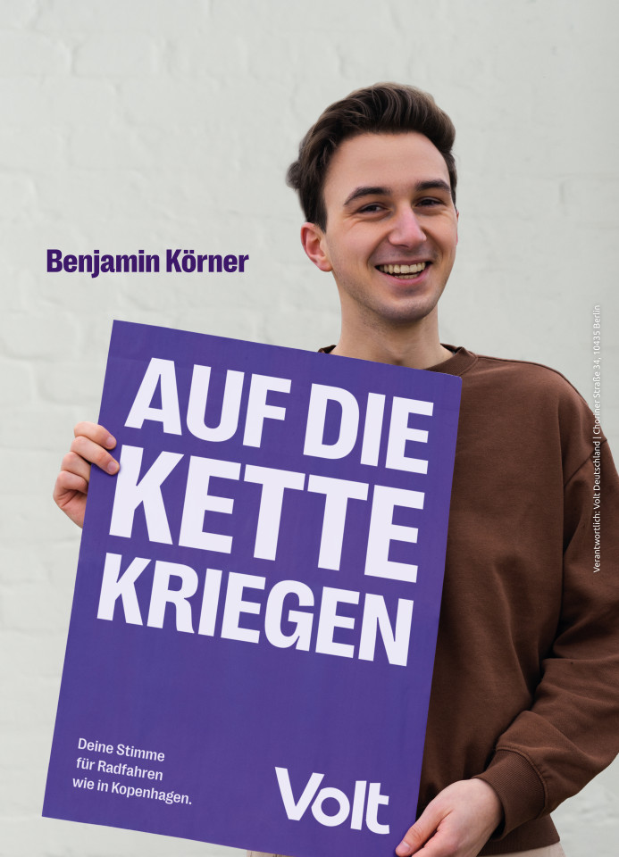 Benjamin Körner hält ein Plakat mit dem Spruch 