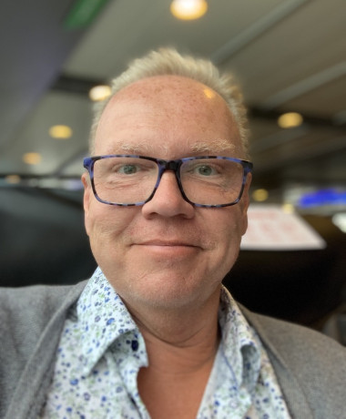 Portraitfoto von Carsten Schneider