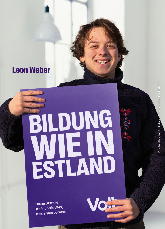 Leon Weber hält ein Plakat mit dem Spruch 