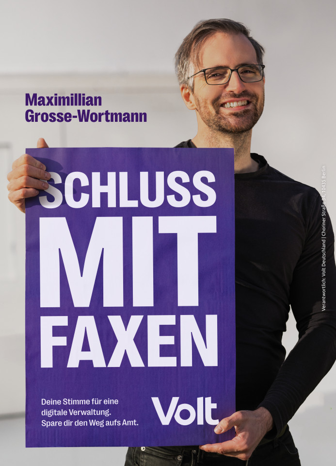 Max Große-Wortmann hält ein Plakat mit dem Spruch 