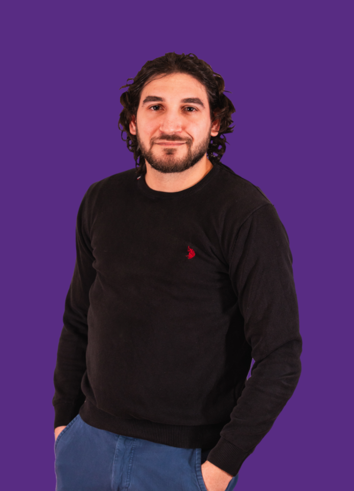 Erasmios vor lila Hintergrund. Quelle: Photogenitaet - Thorsten Janz Fotografie  https://www.thorsten-janz.de