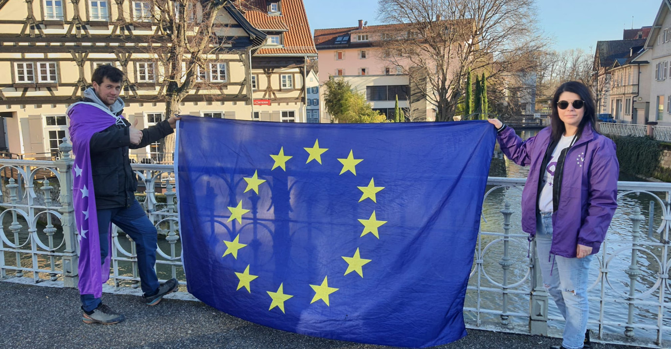 Volt in Esslingen mit Europaflagge