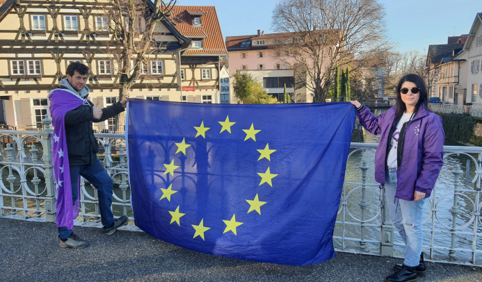 Volt in Esslingen mit Europaflagge