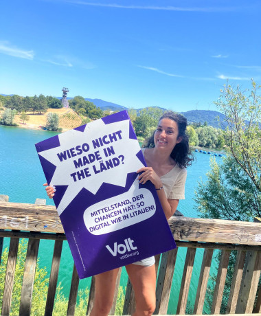 City-Lead Alisa im Seepark mit Plakat