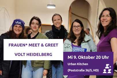 Auf dem Bild sind 5 Frauen in einem hellen, offenen Treppenhaus zu sehen. Manche tragen Volt Kleidung. Darüber stehen zwei Boxen mit den Texten „Frauen* Meet & Greet Volt Heidelberg“ und „Mi 9. Oktober 20 Uhr, Urban Kitchen (Poststraße 36/5, HD)“